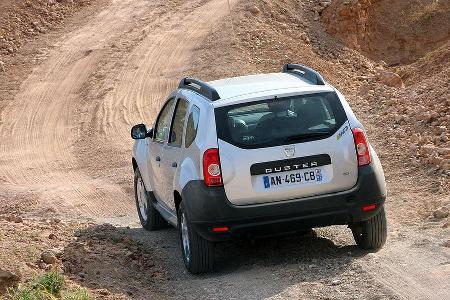 Mit ihrer weichen Abstimmung steckt die Federung des Dacia Duster selbst grobe Verwerfungen weg.