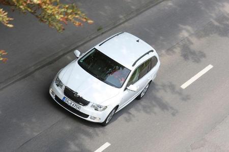 Skoda Superb Combi 1.6 TDI GreenLine, von oben, Front
