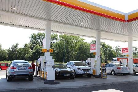 Lexus RX 450h, Infiniti M35h, Porsche Panamera S Hybrid, BMW X6 Active Hybrid, Tankstelle