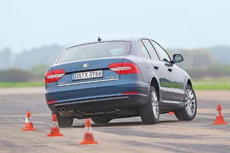 Skoda Superb 2.0 TDI, Heckansicht, Slalom