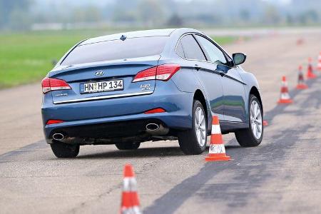 Hyundai i40 1.7 CRDi, Heckansicht, Slalom