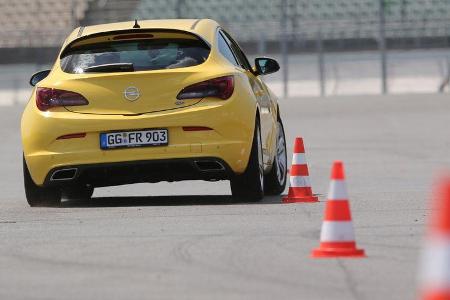 Opel Astra OPC, Heckansicht, Slalom