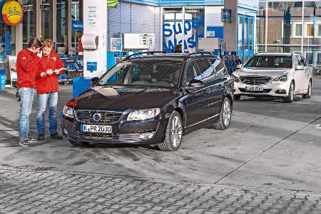 Mercedes E 220 T Bluetec, Volvo V70 D4, Tankstelle