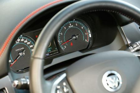 Jaguar XFR-S, Rundinstrumente