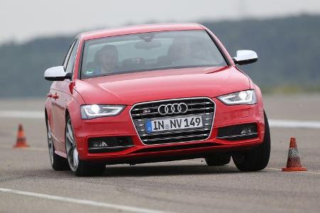 Audi S4 3.0 TFSI, Frontansicht, Slalom