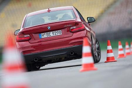 BMW M235i, Heckansicht, Slalom