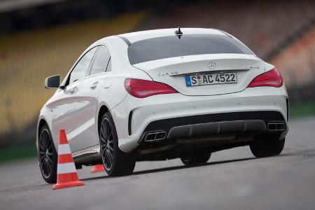 Mercedes CLA 45 AMG, Heckansicht, Slalom