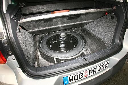 Ersatzrad im Kofferraum.