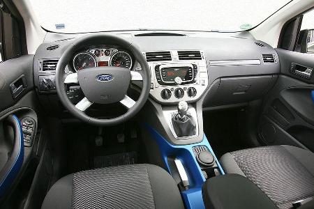 Sportliches Cockpit, einfache Materialanmutung.