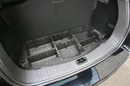 Immerhin gibt es unter dem Ladeboden praktische Zusatzfächer, die weitere 50 Liter schlucken.