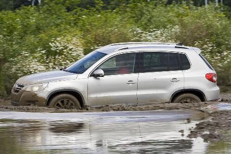 Wenn der Tiguan ins Gelände muss, zeigt er aufgrund seiner elektronisch gesteuerten Haldex-Kupplung Traktionseigenschaften, ...