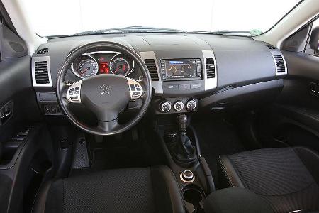 Der Peugeot ist relativ unübersichtlich, nicht zuletzt wegen des tief bauenden Armaturenbretts.