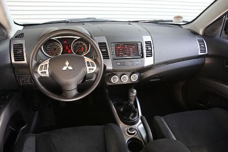 Zur erweiterten Ausstattung gehören Festplatten-Navi-System, Multifunktionslenkrad und Ledersitze.