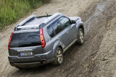 Der X-Trail beweist im Gelände mehr Traktion und erzielt bei den Fahrtests geringfügig bessere Ergebnisse, ...