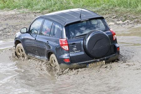 Offroad kommt der Toyota RAV4 nicht weit, ...