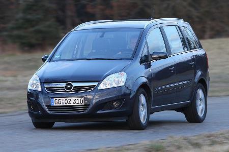 Dass das Opel-System allmählich in die Jahre kommt, zeigt sich an der einteiligen und zudem schwer zu bewegenden Sitzbank, d...