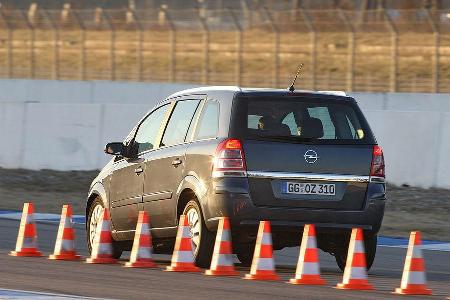 Mit einem Bremsweg von 39 Metern aus 100 km/h liegt er auf dem Niveau der Konkurrenten.