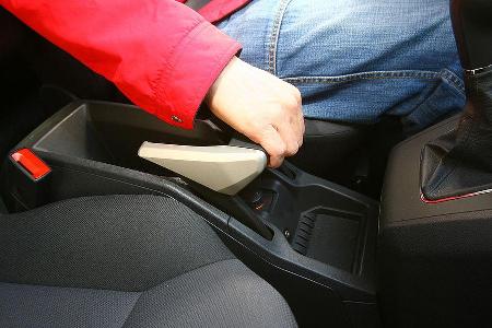 Ergonomisch ungünstig: die Parkbremse.