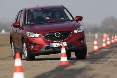 Mazda CX-5 2.2 D, Frontansicht, Slalom