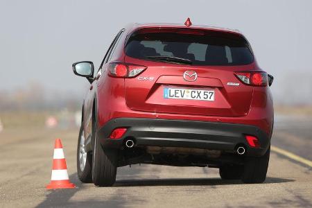 Mazda CX-5 2.2 D, Heckansicht, Slalom