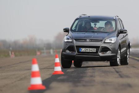 Ford Kuga 2.0 TDCi 4x4, Frontansicht, Slalom