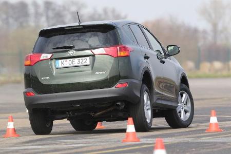 Toyota RAV4 2.0 D-4D, Heckansicht, Slalom