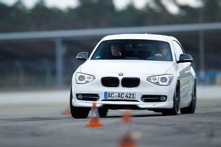 Der Basispreis des Serienmodells BMW 118d liegt mit 26.500 Euro sehr nahe am Audi.