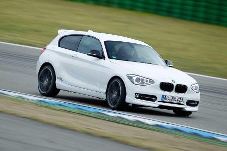 Durch seinen Heckantrieb und die exaktere Lenkung kann der Schnitzer-BMW im Duell punkten.