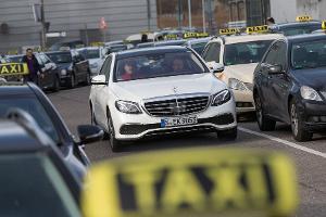 Mercedes E 220 d (W213) (2016) im Taxitest