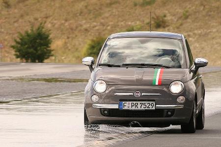 Der Fiat glänzt darüber hinaus mit Leichtmetallrädern, Nebelscheinwerfern und einer Sprachsteuerung.