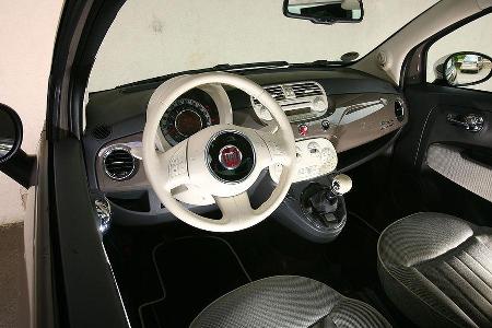 Das mehrfarbige Cockpit ist hübsch anzusehen, weist aber ergonomische Mängel auf.