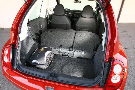 Mit seiner längs verschiebbaren Rücksitzbank und 474 Kilogramm Zuladung ist der Micra das alltagstauglichere Auto.