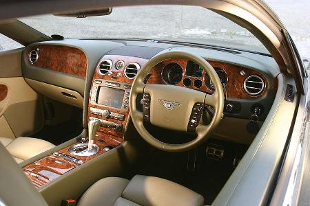 Britische Pracht: viel Holz und glänzendes Metall im Bentley