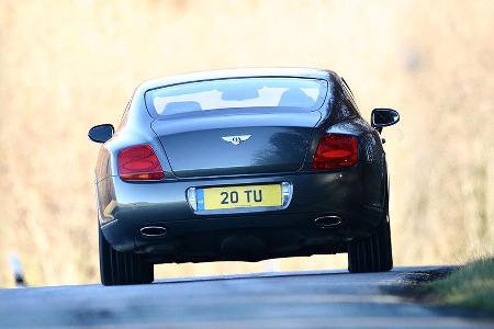 Die flache Heckpartie macht den Bentley sehr unübersichtlich