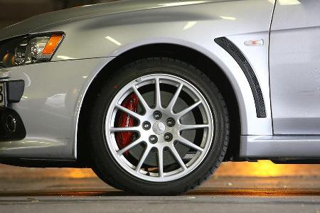 Beide Boliden setzen auf die gleichen Reifen: Dunlop SP Sport 600.