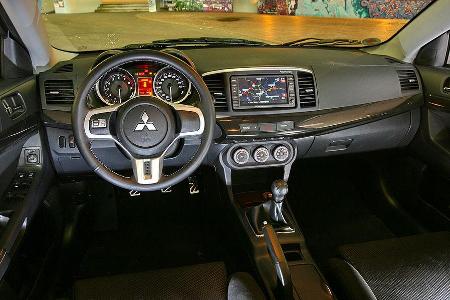 Bessere Übersicht im Mitsubishi, aber keine hohe Anfassqualität.