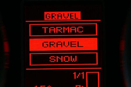 Drei Einstellungen: Asphalt, Schotter, Schnee.