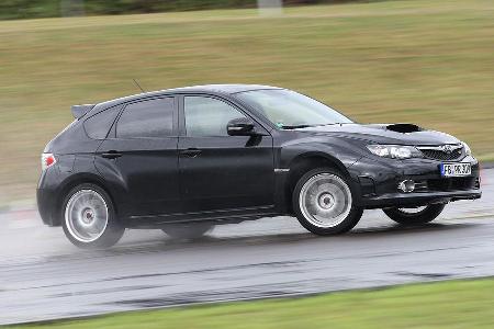 ESP schreitet im WRX STI erst spät zur Hilfe, dann jedoch hart regelnd, was ebenso Unruhe ins Fahren bringt wie die spürbare...