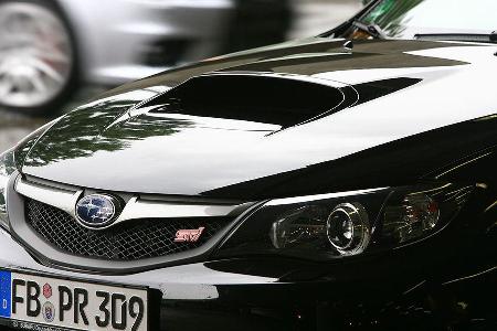 Dank enger gestufter Sechsgang-Box ist der Subaru über eine Sekunde schneller auf 200 km/h, büßt diesen Vorteil aber wieder ...
