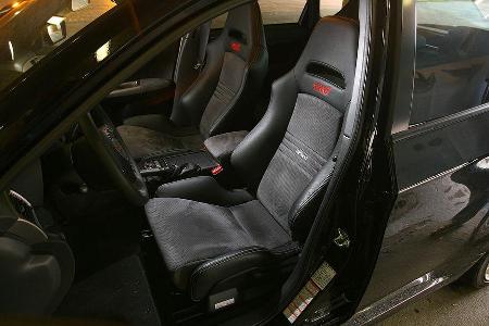 Der Impreza bietet die passendere Sitzposition dank variabler zu verstellendem Lenkrad.
