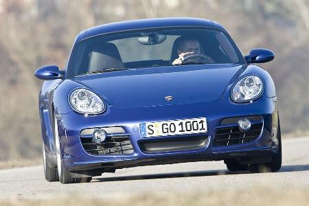 Der Porsche begleitet das Wechselspiel aus Längs- und Querdynamik ...