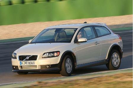 Wer das Gaspedal des T5 in den roten Velours des Bodenteppichs drückt, nimmt dem GTI auf dem Weg zur 100-km/h-Marke zwei Zeh...