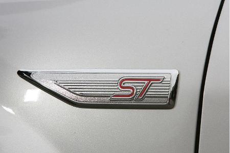 Das ST-Emblem markiert die sportliche Ford-Variante.