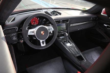 Porsche 911 Carerra GTS, Cockpit