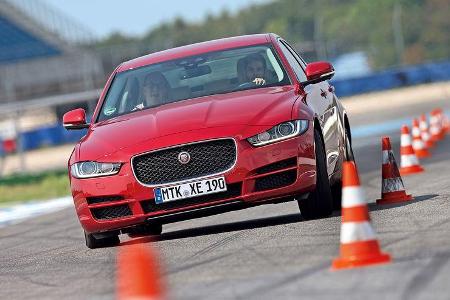 Jaguar XE 20d, Frontansicht, Slalom