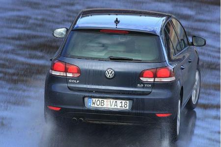 Ob nass oder trocken: Der Golf bleibt stets einfach beherrschbar, agil und dennoch beruhigend fahrsicher.