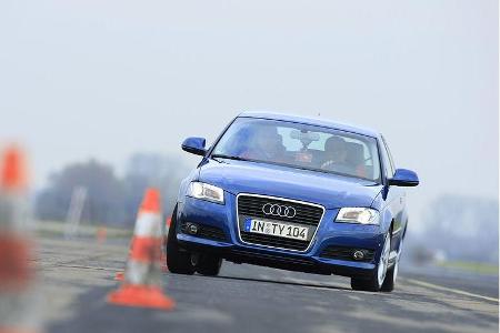Nicht nur im Slalom profitiert der A3 von der präzisen Lenkung und dem kalkulierbar-neutralen Handling.