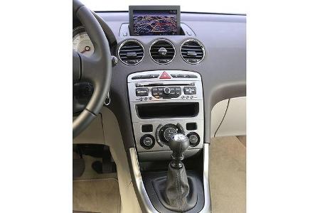 Hochwertige Anmutung, einfache Bedienung, unpräzise Schaltung beim Peugeot.
