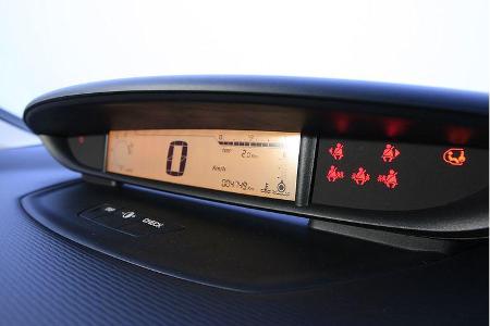 Unübersichtliches LCD-Zentralinstrument mit großer Sitzbelegungsanzeige.