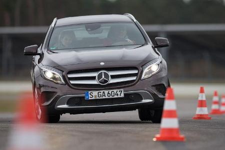 Mercedes GLA 220 CDI 4Matic, Frontansicht, Slalom